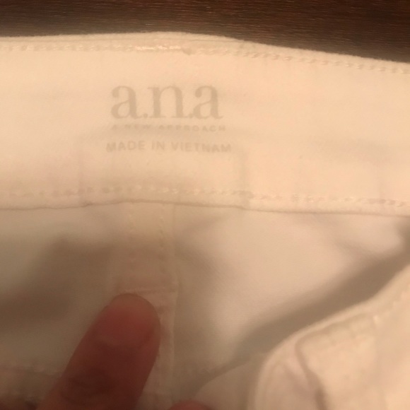 New distressed white jeans - Picture 6 of 6